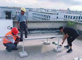 南通市盛海源公司顶楼上工人安装光伏件的施工现场